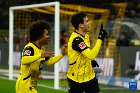 aiyouxi games-多特蒙德主场大捷，球员赛后激动庆祝胜利，现在登录网站认为一般.-aiyouxi games